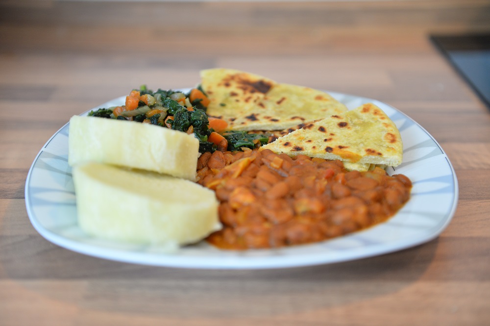 Braune Bohnen mit Chapati begegnet Yams mit grünem Spinat