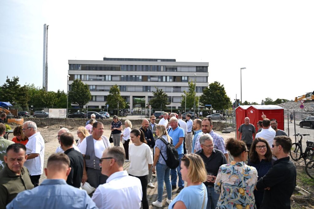 Eine Gruppe von Menschen steht zusammen und unterhält sich draußen